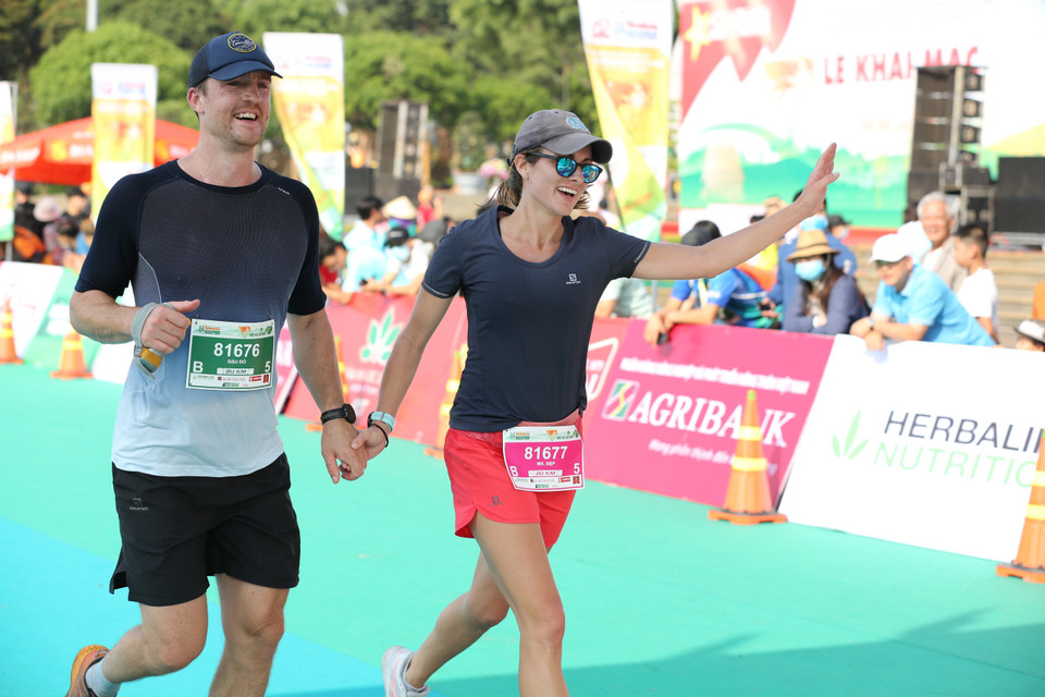 Trong tổng số hơn 4.500 vận động viên đăng ký thi đấu tại Tiền Phong Marathon năm 2021, có 45 vận động viên người nước ngoài đăng ký tham dự các cự ly. (Ảnh: Tùng Lâm/Vietnam+)