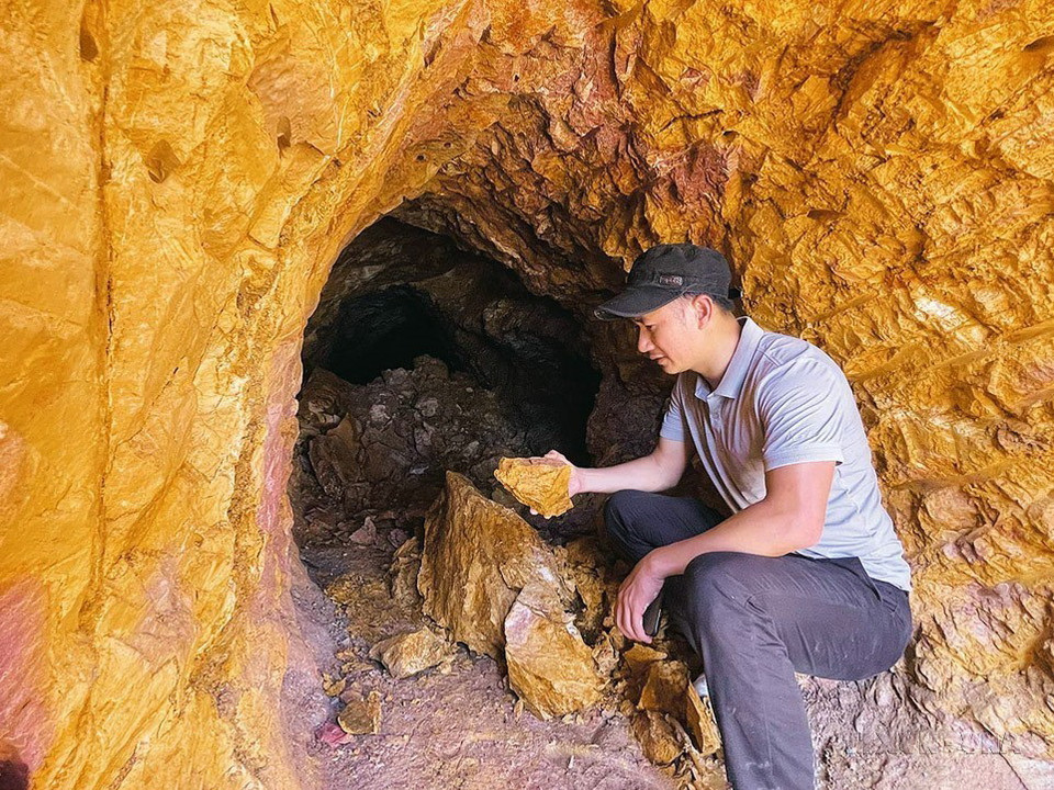 Phóng viên Nguyễn Văn Oanh, CQTT Lai Châu, tại một điểm khai thác vàng trái phép trong rừng phòng hộ huyện biên giới Mường Tè, để thực hiện phóng sự điều tra “Vàng tặc lộng hành tàn phá rừng phòng hộ Lai Châu,” tháng 8/2022. (Ảnh: TTXVN)