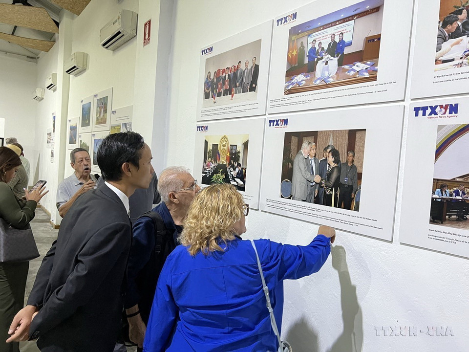 Triển lãm ảnh “35 năm quan hệ hữu nghị truyền thống và đối tác toàn diện Việt Nam-Venezuela” do TTXVN và Đại sứ quán Việt Nam tại Venezuela phối hợp tổ chức ngày 30/4/2024. (Ảnh: TTXVN phát)