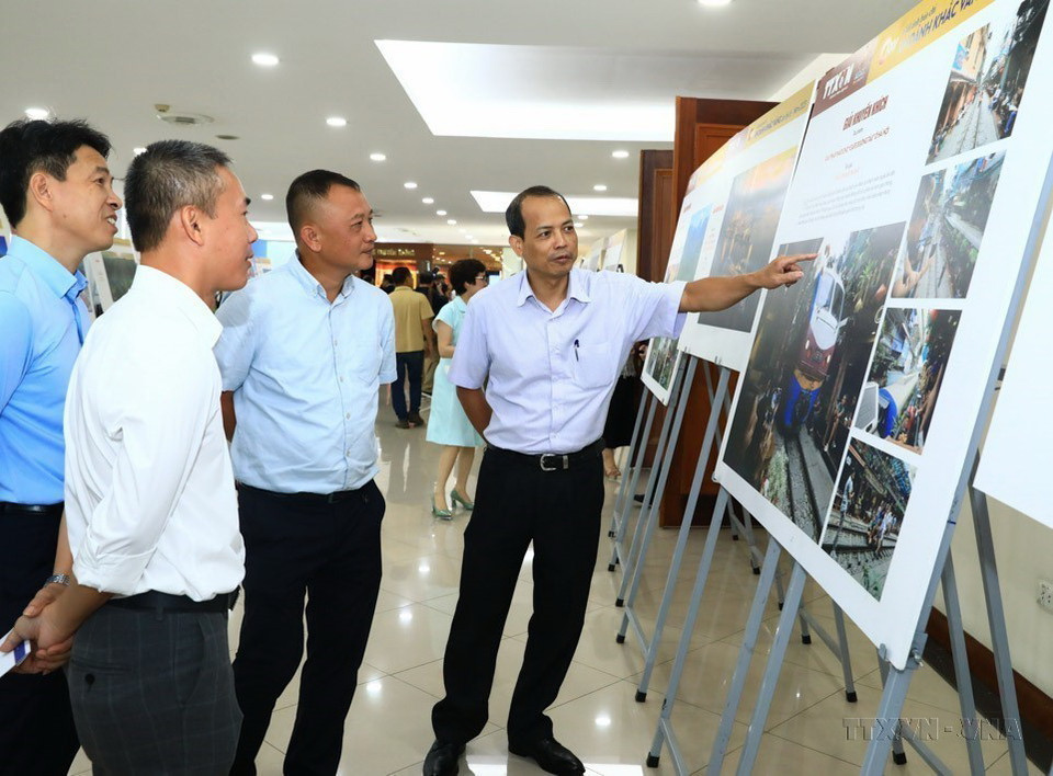 Đại biểu tham quan trưng bày các tác phẩm xuất sắc tham dự Giải ảnh báo chí “Khoảnh khắc Vàng” lần thứ 6 do TTXVN tổ chức, ngày 14/9/2023. (Ảnh: Hoàng Hiếu/TTXVN)