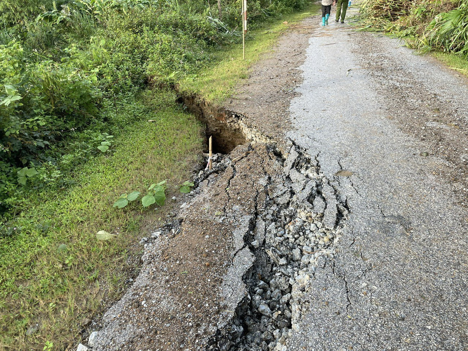 Đường giao thông ĐT257B đoạn qua thôn Khuổi Luông, xã Khang Ninh đã bị sạt taluy âm làm cho đường bị đứt gẫy sâu, một số vị trí bị sạt lở taluy âm dẫn đến sạt đường dọc theo trục, tiềm ẩn rất nhiều nguy cơ sạt lở diện rộng. (Ảnh: TTXVN phát)