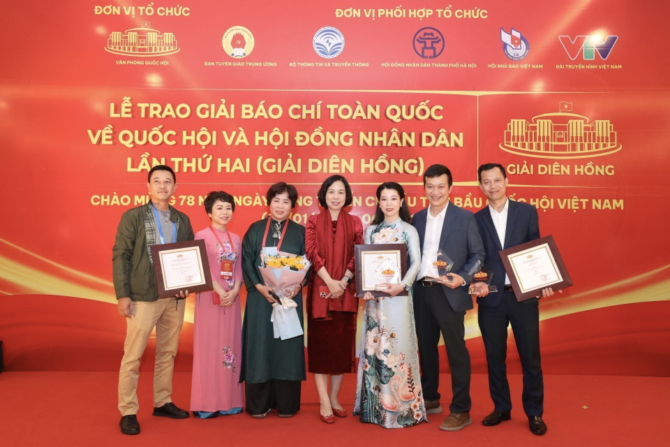 Tổng Giám đốc Vũ Việt Trang với các tác giả của TTXVN đoạt giải tại Lễ trao giải báo chí toàn quốc về Quốc hội và Hội đồng nhân dân (Giải Diên Hồng) lần thứ hai - năm 2024. (Ảnh: Minh Quyết/TTXVN)
