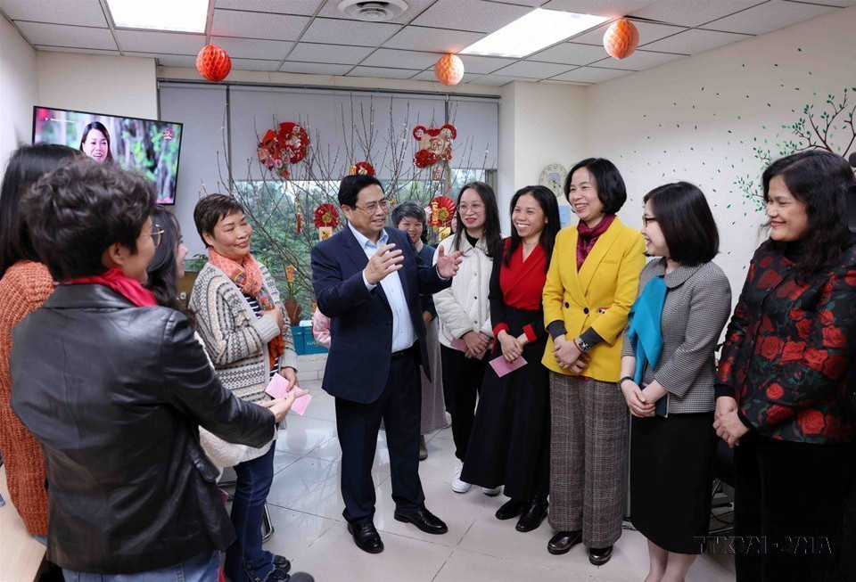 Thủ tướng Phạm Minh Chính động viên, chúc mừng năm mới phóng viên, biên tập viên Ban biên tập tin Thế giới, chiều 9/2/2024 (30 Tết). (Ảnh: Phạm Kiên/TTXVN)