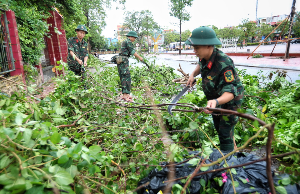Cán bộ, chiến sỹ Sư đoàn 325 dọn dẹp môi trường tại thị trấn Chũ, huyện Lục Ngạn. (Ảnh: Danh Lam/TTXVN)