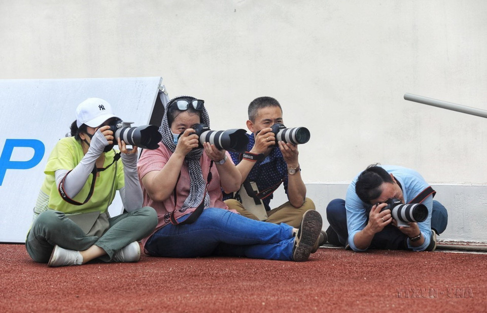 Nhóm phóng viên Ban Biên tập Ảnh của TTXVN tác nghiệp tại Đại hội Thể thao Đông Nam Á lần thứ 31 (SEA Games 31) được tổ chức tại Việt Nam. (Ảnh: TTXVN)