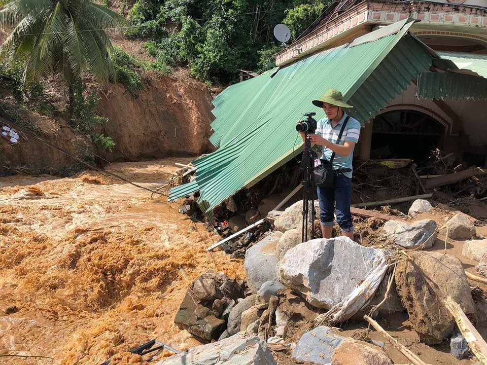 Phóng viên Cơ quan thường trú TTXVN tại Nghệ An Nguyễn Văn Tý ghi hình lũ quét tại huyện Kỳ Sơn, Nghệ An, tháng 10/2022. (Ảnh: TTXVN)