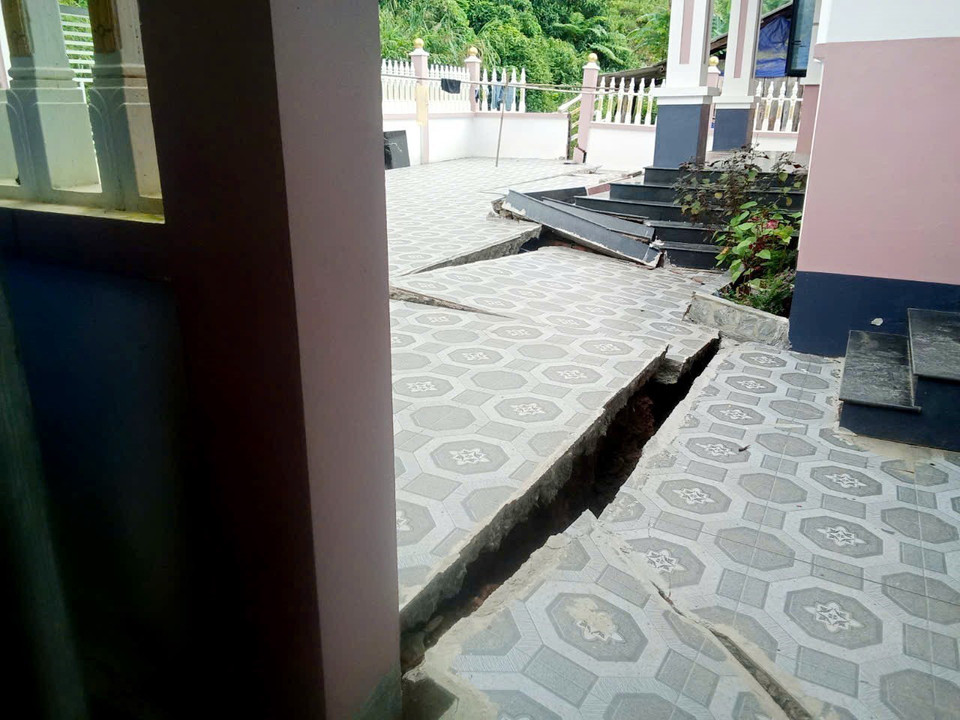 Nhiều nhà của người dân tại thôn Khuổi Luông, xã Khang Ninh, huyện Ba Bể, tỉnh Bắc Kạn, bị nứt đất và gây tụt toàn bộ khối nhà. (Ảnh: TTXVN phát)