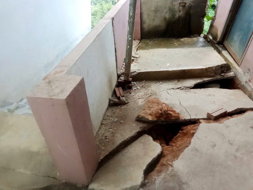 Nhiều nhà dân bị nứt đất và gây tụt toàn bộ khối nhà. (Ảnh: TTXVN phát)