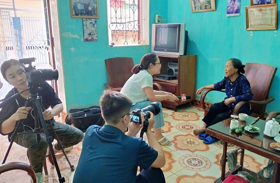 Nhóm phóng viên Báo Điện tử VietnamPlus phỏng vấn cựu dân công hỏa tuyến Nguyễn Thị Lý tại phường Nam Thanh, TP. Điện Biên Phủ nhân kỷ niệm 70 năm Chiến thắng Điện Biên Phủ. (Ảnh: TTXVN)