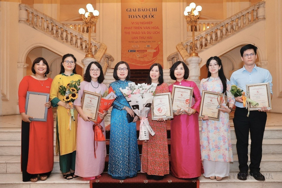 Phó Tổng giám đốc TTXVN Đoàn Thị Tuyết Nhung cùng các tác giả, nhóm tác giả thuộc TTXVN đoạt giải tại Lễ trao Giải Báo chí toàn quốc “Vì sự nghiệp phát triển Văn hóa, Thể thao và Du lịch” lần thứ hai (28/8/2024). (Ảnh: Minh Quyết/TTXVN)