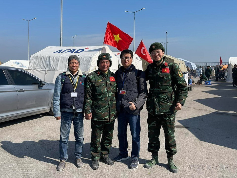 Phóng viên Hải Linh của TTXVN (thứ 2, phải sang) tác nghiệp tại Thổ Nhĩ Kỳ để đưa tin về thảm họa động đất lớn nhất trong hàng trăm năm qua, tháng 2/2023. (Ảnh: TTXVN)