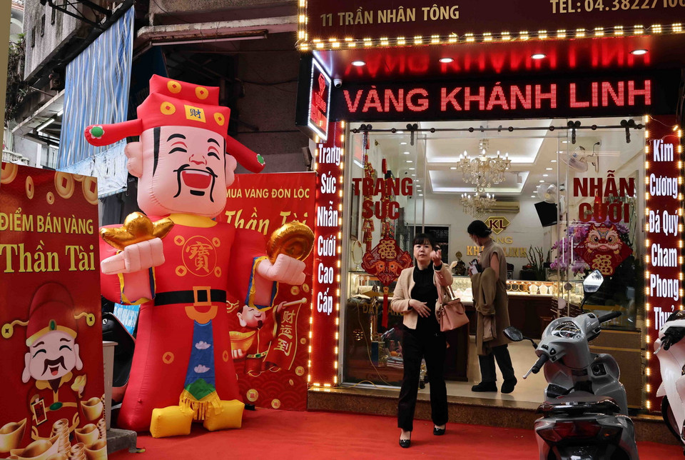 Cửa hàng của Công ty vàng Khánh Linh trên phố Trần Nhân Tông, quận Hai Bà Trưng, trang trí rực rỡ phục vụ cho ngày vía Thần tài. (Ảnh: Trần Việt/TTXVN)