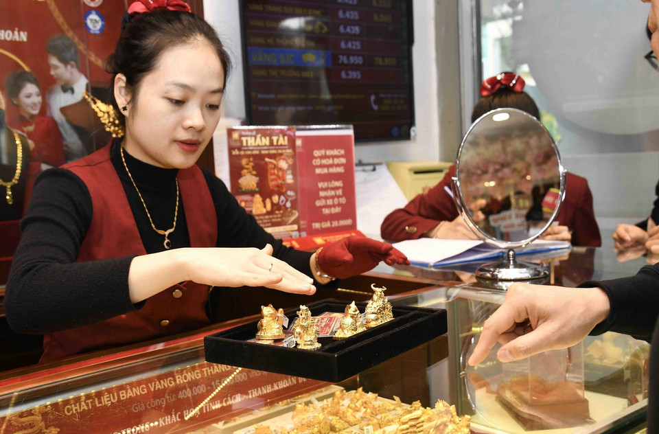 Công ty TNHH Bảo Tín Minh Châu đưa ra nhiều sản phẩm đặc sắc, đa dạng mẫu mã cho ngày vía Thần tài. (Ảnh: Trần Việt/TTXVN)