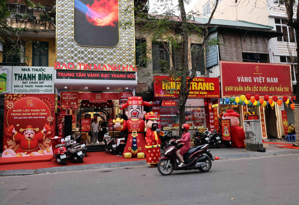 Nhiều cửa hàng kinh doanh vàng bạc trên phố Trần Nhân Tông, quận Hai Bà Trưng, trang trí rực rỡ phục vụ ngày vía Thần tài. (Ảnh: Trần Việt/TTXVN)