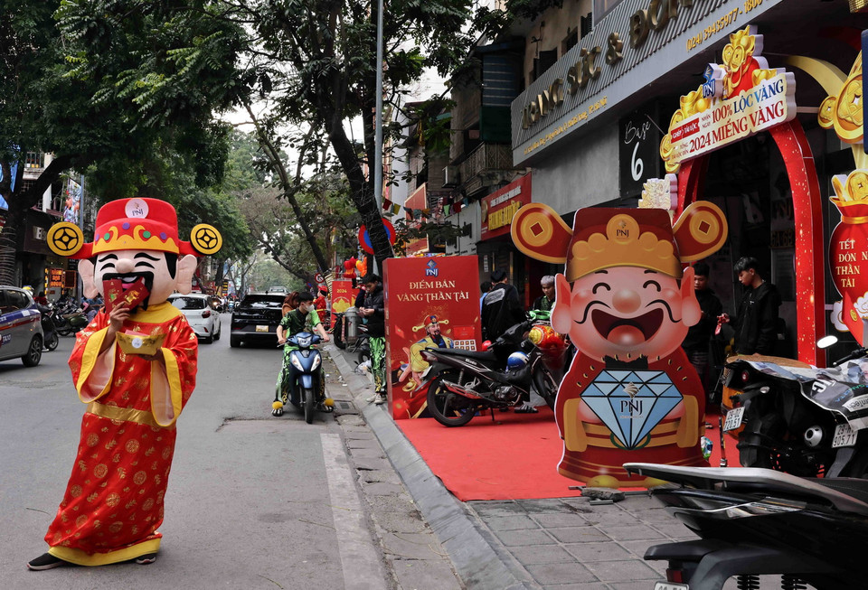 Cửa hàng của Công ty vàng Phú Nhuận (PNJ) trên phố Trần Nhân Tông, quận Hai Bà Trưng, trang trí bắt mắt, chuẩn bị cho ngày vía Thần tài. (Ảnh: Trần Việt/TTXVN)