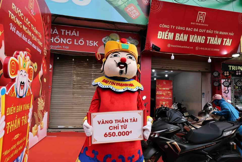 Cửa hàng của Công ty Bảo Tín Mạnh Hải trên phố Nguyễn Trãi trang trí bắt mắt cho ngày vía Thần tài. (Ảnh: Trần Việt/TTXVN)