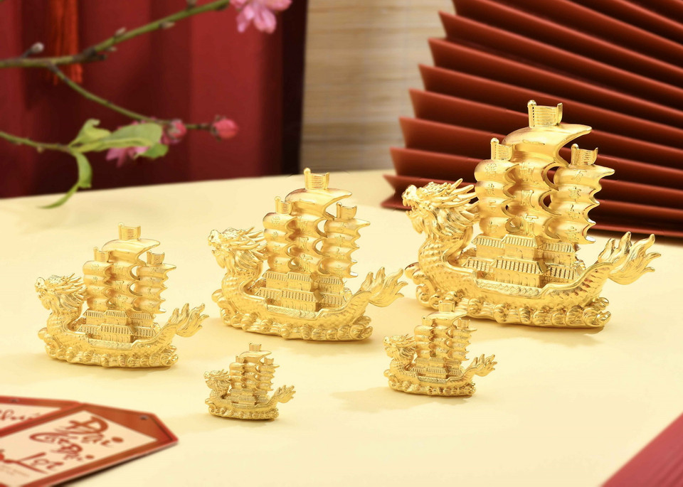 Công ty TNHH Bảo Tín Minh Châu tung ra thị trường nhiều sản phẩm đặc sắc, đa dạng mẫu mã cho ngày vía Thần tài. (Ảnh: Trần Việt/TTXVN)