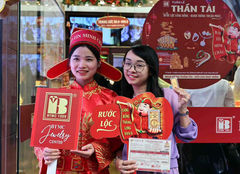Mặc dù ngày mai (19/2) mới là ngày vía Thần tài nhưng nhiều người đã đến mua vàng sớm cầu may tại cửa hàng của Công ty TNHH Bảo Tín Minh Châu. (Ảnh: Trần Việt/TTXVN)