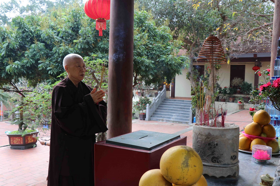 Nhà chùa vẫn làm lễ cầu quốc thái dân an trong chùa. (Ảnh: Thái Hùng/TTXVN)