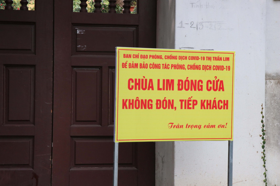 Thông báo không đón khách đến lễ chùa và tham quan trong mùa hội Lim 2021. (Ảnh: Thái Hùng/TTXVN)