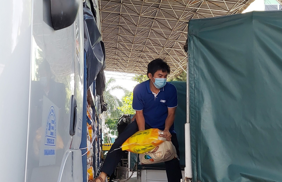 Số gạo gồm 60 tấn do Đảng bộ, nhân dân tỉnh An Giang trao tặng đã được sang xe chuyển gấp đến các quận, huyện, bệnh viện dã chiến phòng, chống COVID-19 trên địa bàn thành phố. (Ảnh: Xuân Khu/TTXVN)