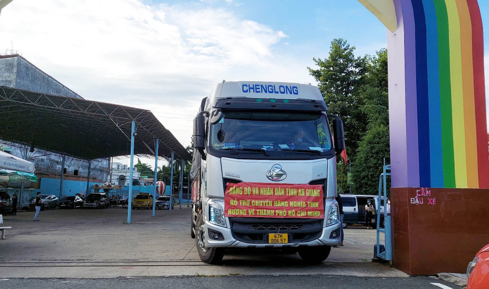Đoàn xe chở 60 tấn gạo của Đảng bộ, nhân dân tỉnh An Giang tiến vào khu tiếp nhận tại thành phố Thủ Đức. (Ảnh: Xuân Khu/TTXVN)