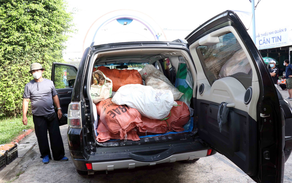 Hơn 40 chiếc xe thuộc đoàn xe thiện nguyện Caravan chuyên chở hàng hóa hỗ trợ của các tỉnh, thành phố khác đến với người dân TP.HCM tại các quận, huyện và lực lượng tuyến đầu chống dịch. (Ảnh: Xuân Khu/TTXVN)