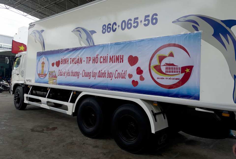 Những chuyến xe chia sẻ yêu thương của người dân Bình Thuận với đồng bào Thành phố Hồ Chí Minh. (Ảnh: Xuân Khu/TTXVN)