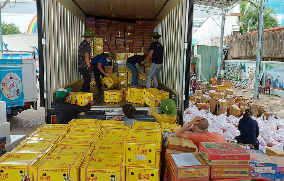 Đặc sản vùng Bình Thuận như mắm, mắm hũ, bột nêm, muối đã được người dân quyên góp gửi tặng Thành phố Hồ Chí Minh. (Ảnh: Xuân Khu/TTXVN)