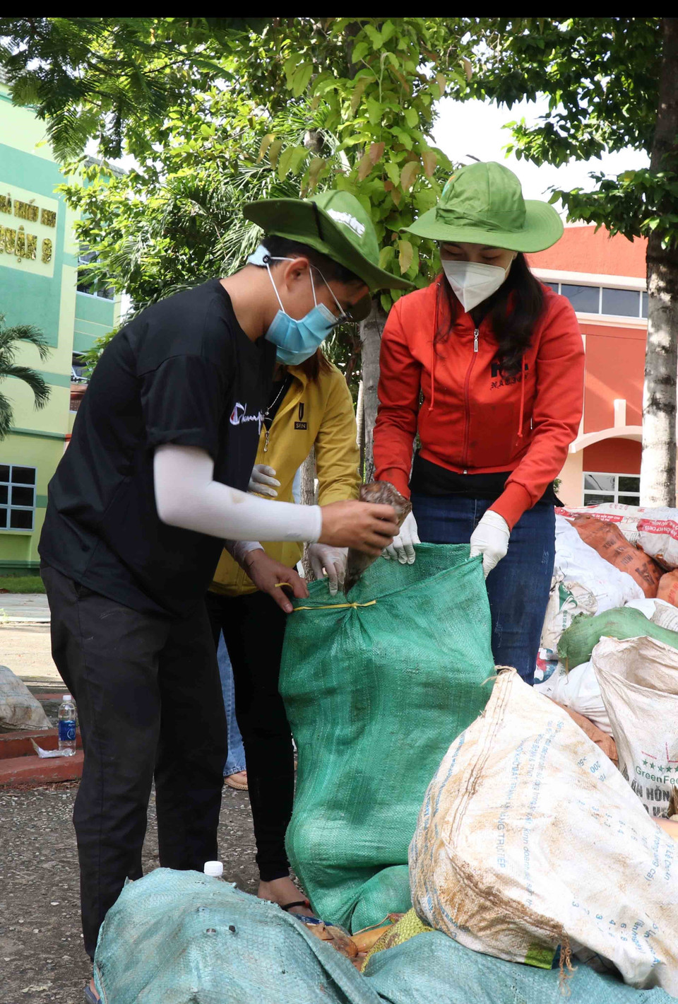 Không chỉ mang đến sự hỗ trợ kịp thời cho người dân TP.HCM trong lúc khó khăn, những chuyến xe chở nặng nghĩa đồng bào còn như một lời khẳng định tinh thần cả nước vì thành phố mang tên Bác. (Ảnh: Xuân Khu/TTXVN)