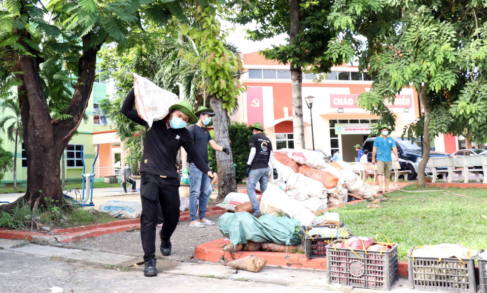 Kịp thời bốc dỡ, vận chuyển để phân phối hàng hóa đến với người dân. (Ảnh: Xuân Khu/TTXVN)