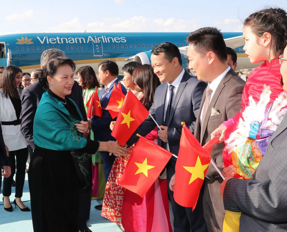 Cán bộ, nhân viên Đại sứ quán và đại diện cộng đồng người Việt tại Thổ Nhĩ Kỳ đón Chủ tịch Quốc hội Nguyễn hị Kim Ngân tại sân bay Quốc tế Esenboga, thủ đô Ankara. (Ảnh: Trọng Đức/TTXV