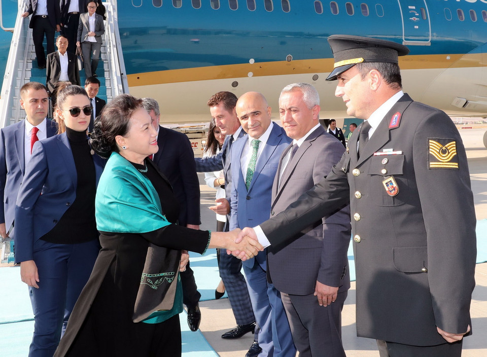 Các quan chức chính quyền Thổ Nhĩ Kỳ đón Chủ tịch Quốc hội Nguyễn Thị Kim Ngân và đoàn đại biểu cấp cao Quốc hội Việt Nam tại sân bay Quốc tế Esenboga, thủ đô Ankara. (Ảnh: Trọng Đức/TTXVN)