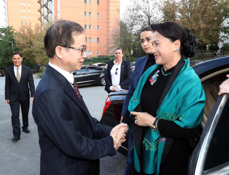 Chủ tịch Quốc hội Nguyễn Thị Kim Ngân đến thăm và nói chuyện với cán bộ, nhân viên Đại sứ quán và bà con Việt Kiều đang làm ăn, sinh sống tại Thổ Nhĩ Kỳ. (Ảnh: Trọng Đức/TTXVN)