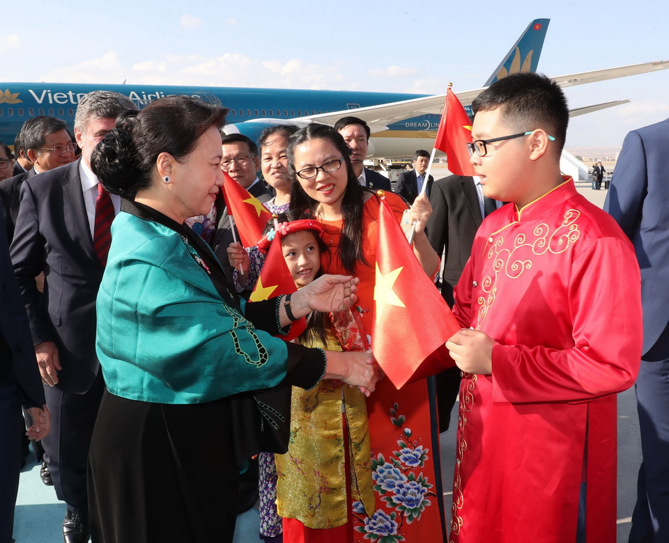 Cán bộ, nhân viên Đại sứ quán và đại diện cộng đồng người Việt tại Thổ Nhĩ Kỳ đón Chủ tịch Quốc hội Nguyễn hị Kim Ngân tại sân bay Quốc tế Esenboga, thủ đô Ankara. (Ảnh: Trọng Đức/TTXV