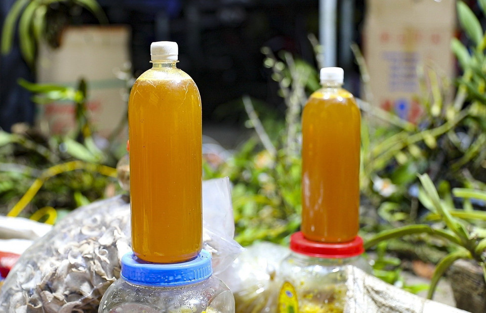 Những chai mật ong được người dân bán online tại chợ đêm. (Ảnh: Xuân Tư/TTXVN)