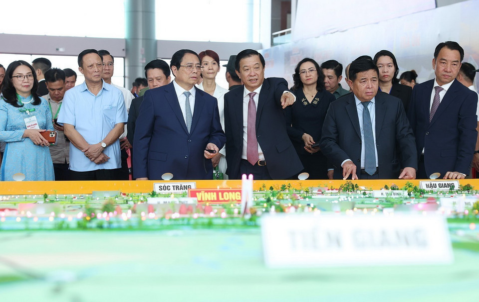 Thủ tướng Phạm Minh Chính và các đại biểu xem mô hình quy hoạch tỉnh Vĩnh Long. (Ảnh: Dương Giang/TTXVN)
