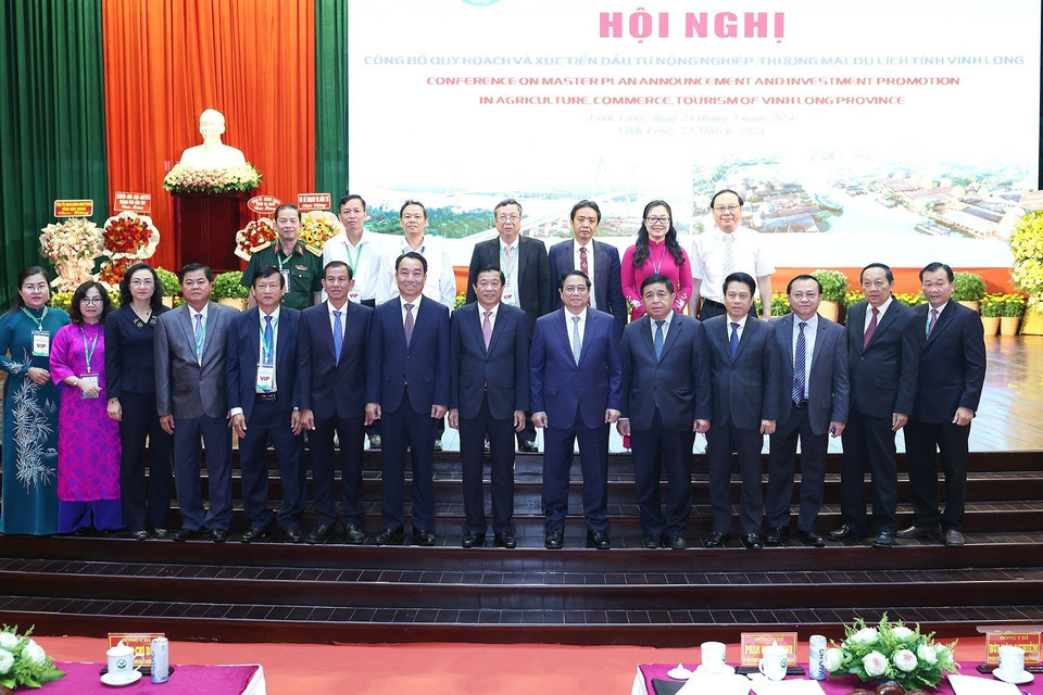 Thủ tướng Phạm Minh Chính với các đại biểu dự Hội nghị công bố Quy hoạch tỉnh Vĩnh Long. (Ảnh: Dương Giang/TTXVN)