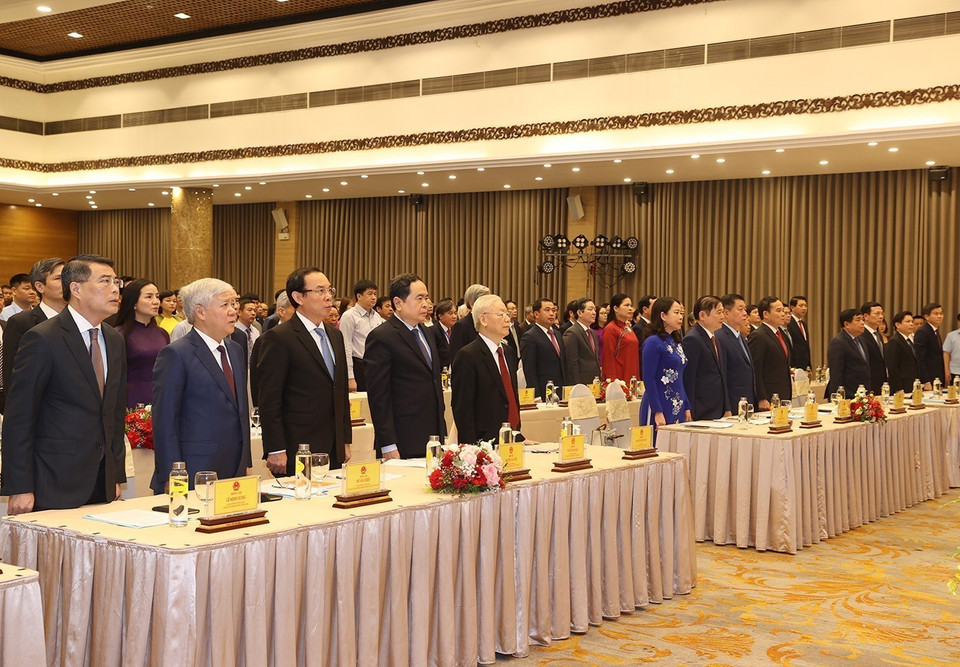 Tổng Bí thư Nguyễn Phú Trọng cùng các lãnh đạo Đảng, Nhà nước và các đại biểu thực hiện nghi lễ chào cờ. (Ảnh: Trí Dũng/TTXVN)