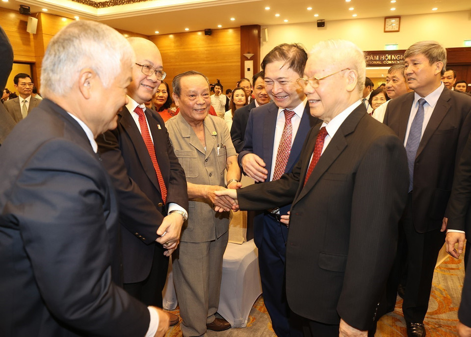 Tổng Bí thư Nguyễn Phú Trọng trò chuyện với các đại biểu tham dự buổi lễ. (Ảnh: Trí Dũng/TTXVN)