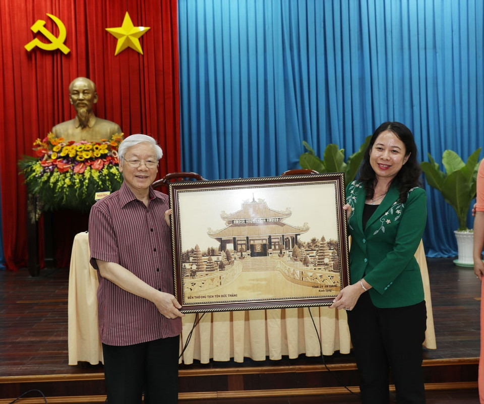 Bí thư Tỉnh ủy Võ Thị Ánh Xuân tặng Tổng Bí thư Nguyễn Phú Trọng bức tranh Đền thờ Chủ tịch Tôn Đức Thắng. (Ảnh: Trí Dũng/TTXVN)