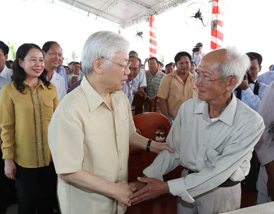 Tổng Bí thư Nguyễn Phú Trọng với cán bộ, nhân dân xã Mỹ Phú, huyện Châu Phú, tỉnh An Giang. (Ảnh: Trí DũngTTXVN)