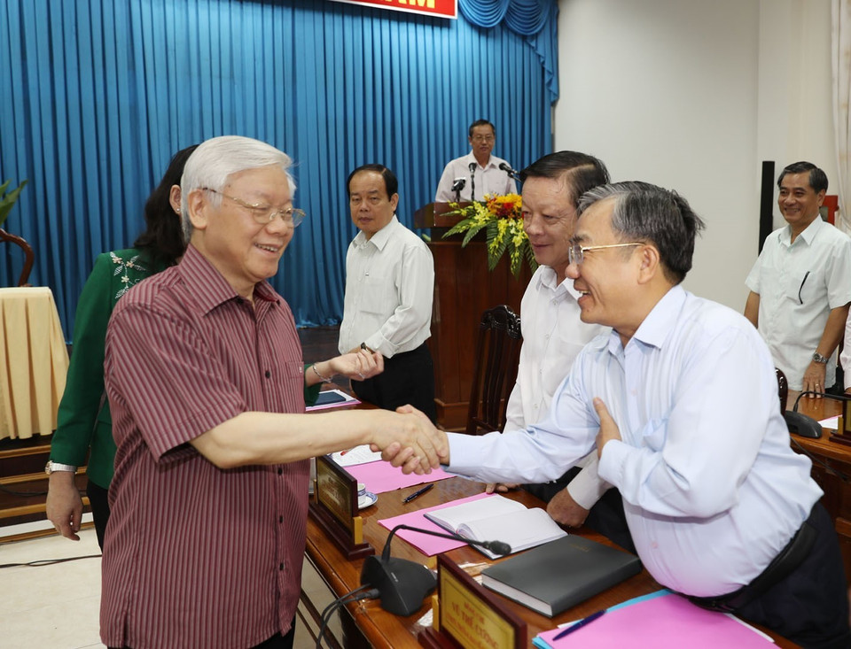 Tổng Bí thư Nguyễn Phú Trọng với các đồng chí Ban Thường vụ Tỉnh ủy và lãnh đạo chủ chốt tỉnh An Giang. (Ảnh: Trí Dũng/TTXVN)