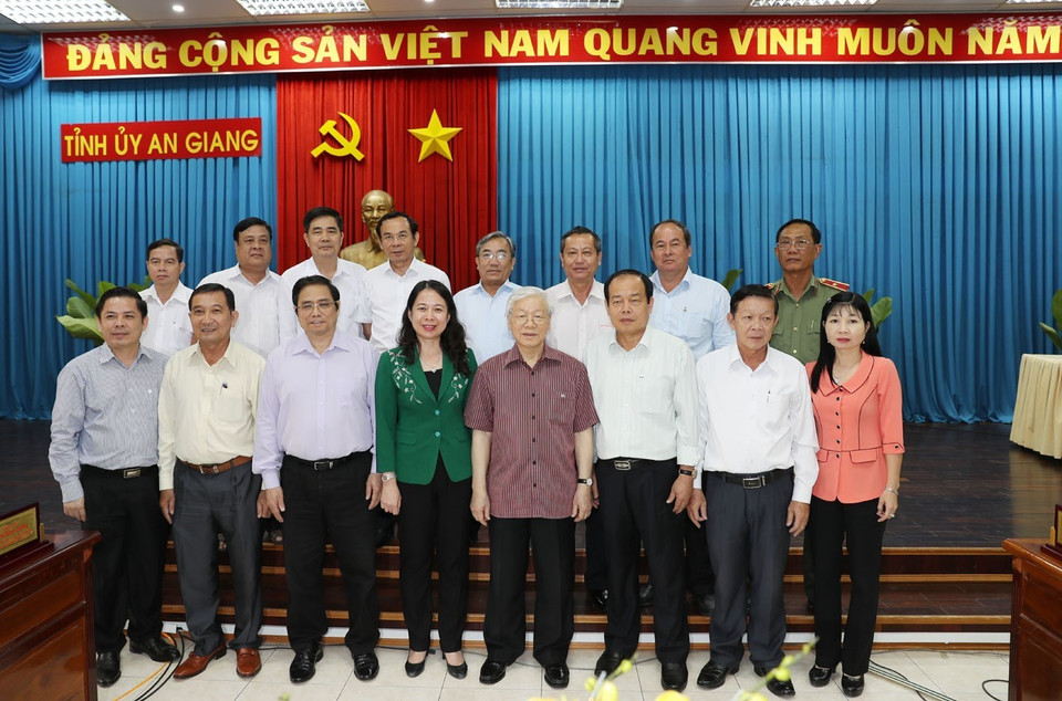 Tổng Bí thư Nguyễn Phú Trọng và các đại biểu với Ban Thường vụ Tỉnh ủy và lãnh đạo chủ chốt tỉnh An Giang. (Ảnh: Trí Dũng/TTXVN)