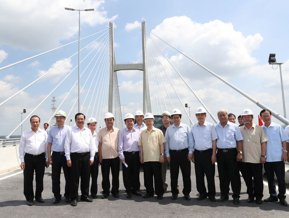 Tổng Bí thư Nguyễn Phú Trọng với các đại biểu tại công trình thi công cầu Cao Lãnh. (Ảnh: Trí Dũng/TTXVN)
