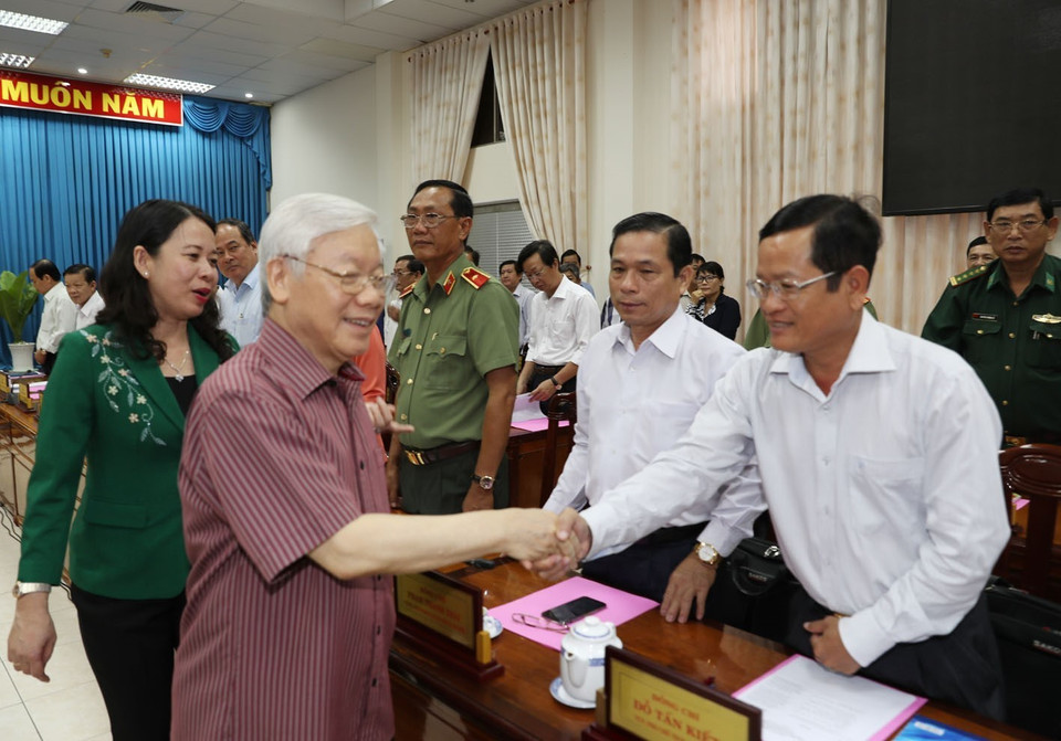 Tổng Bí thư Nguyễn Phú Trọng với các đồng chí Ban Thường vụ Tỉnh ủy và lãnh đạo chủ chốt tỉnh An Giang. (Ảnh: Trí Dũng/TTXVN)