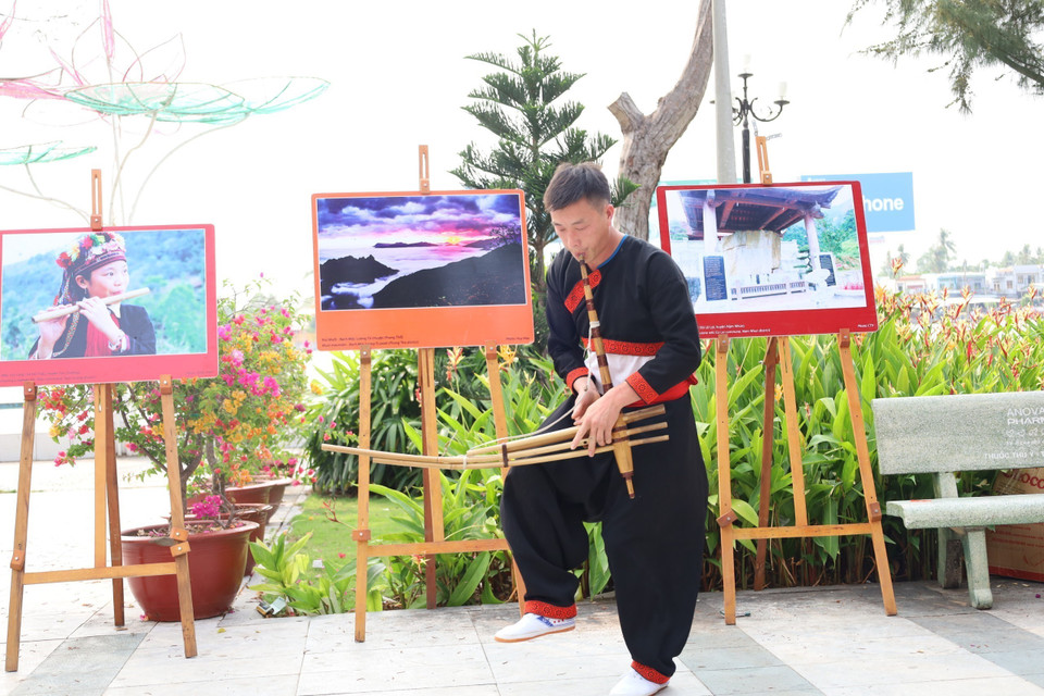 Biểu diễn múa khèn. (Ảnh: Ánh Tuyết/TTXVN)