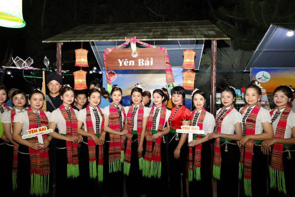 “Tuần Du lịch văn hóa Tây Bắc năm 2023” do 8 tỉnh Tây Bắc mở rộng phối hợp tổ chức, diễn ra từ ngày 8-11/4, tại Công viên Bến Ninh Kiều với rất nhiều hoạt động hấp dẫn, mang đậm hương sắc của khu vực Tây Bắc. (Ảnh: Ánh Tuyết/TTXVN)