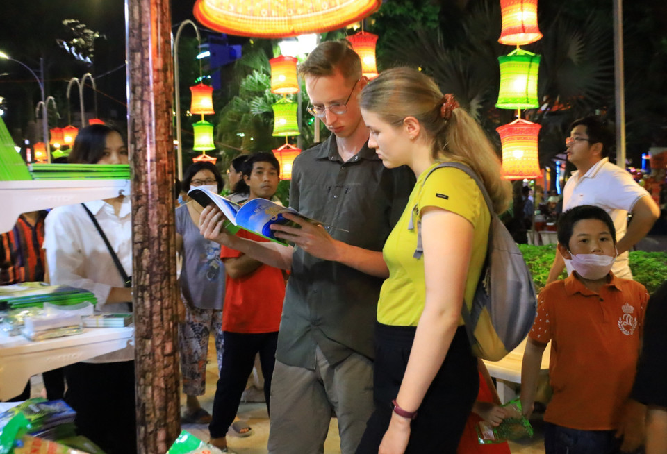 Khách quốc tế tham quan các gian hàng giới thiệu sản phẩm du lịch. (Ảnh: Ánh Tuyết/TTXVN)