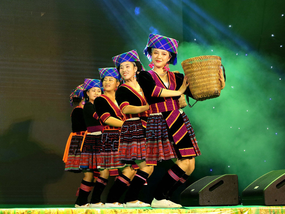 Giao lưu và trình diễn các hoạt động văn hóa đặc sắc của các dân tộc vùng Tây Bắc. (Ảnh: Ánh Tuyết/TTXVN)